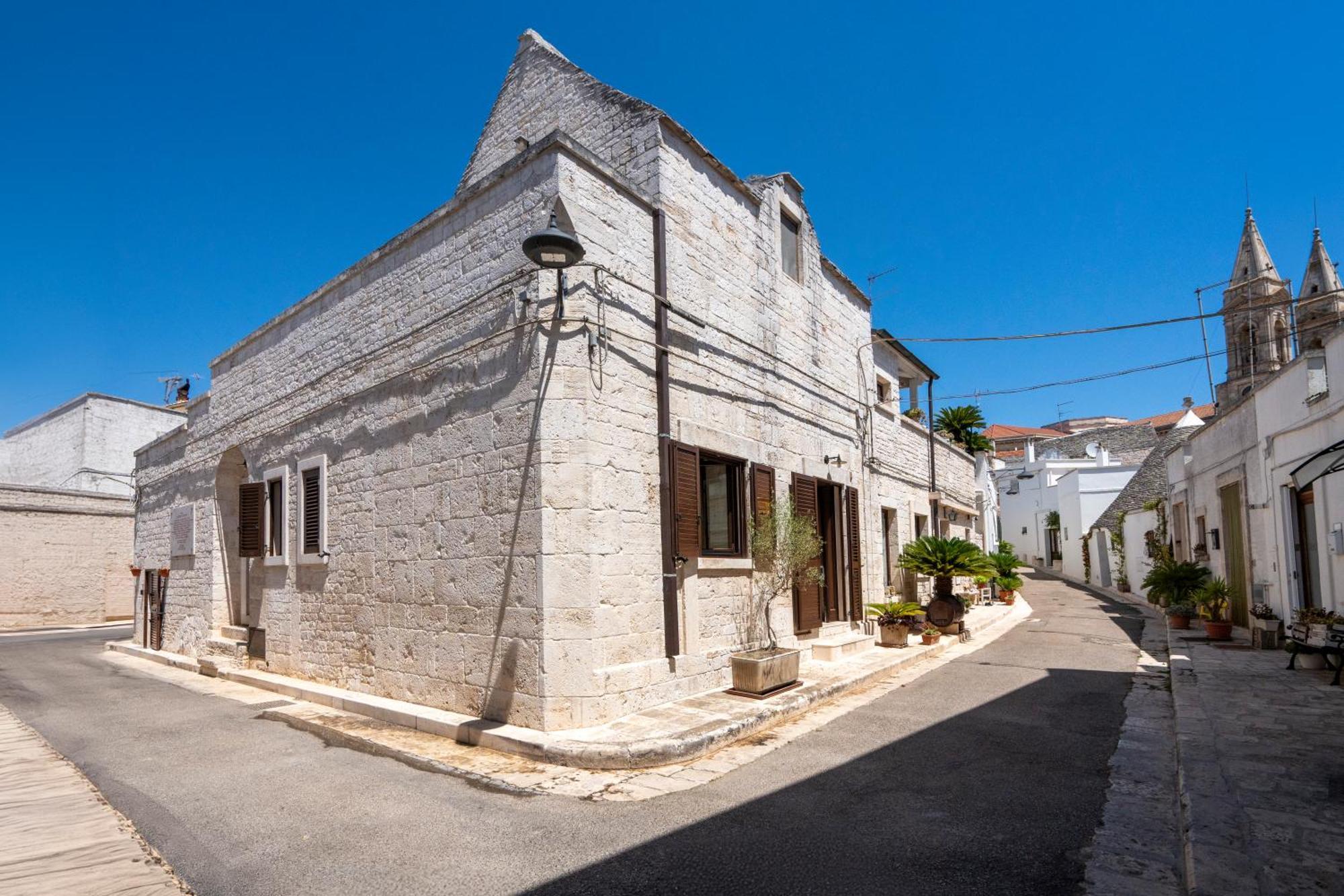 Trulli Contento - & *